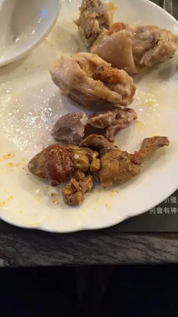 雞是用上新鮮走地雞,新鮮的走地雞會留下雞的內臟,而冰鮮雞則沒有,這碟雞裡面是有齊半隻雞的內臟呢