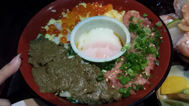 3種顏色:三文魚子蛋絲,吞拿魚,及蟹膏