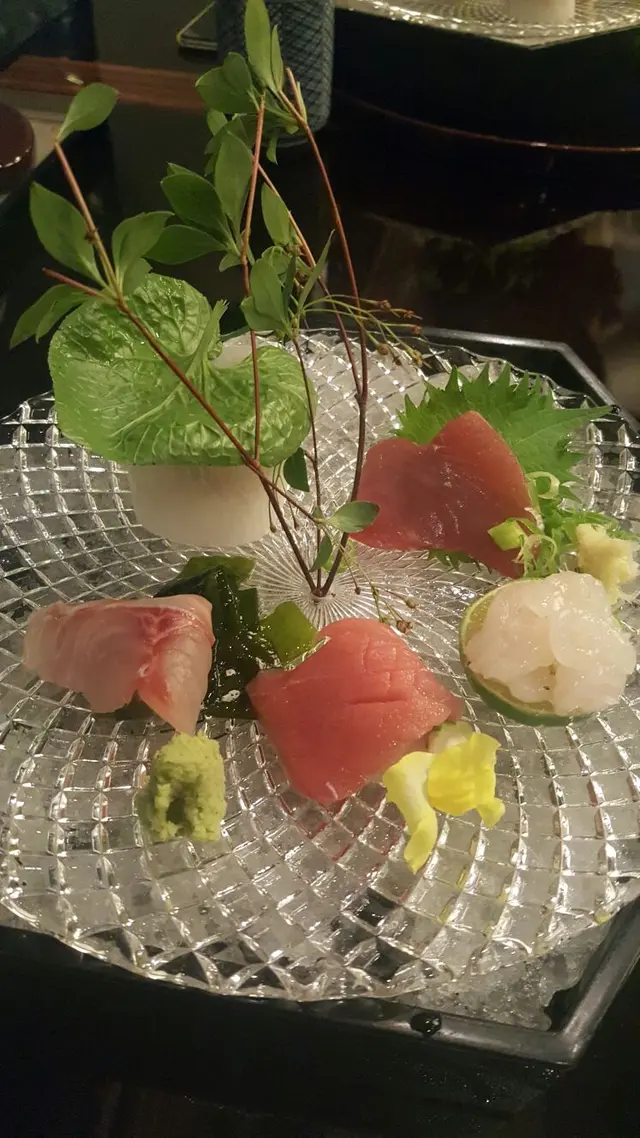 本人有腸胃敏感，遇到少少有菌既食物都會引發胃炎。但今次全部吃光都完全冇唔舒服，証明一分錢一分貨既道理。個人最愛中吞拿，好生鮮; 鏗魚略為腥; 白海老好鮮, 其他都可以。