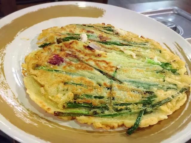 除左泡菜煎餅，唔食辣的可以食海鮮煎餅。餅邊仲係脆的!