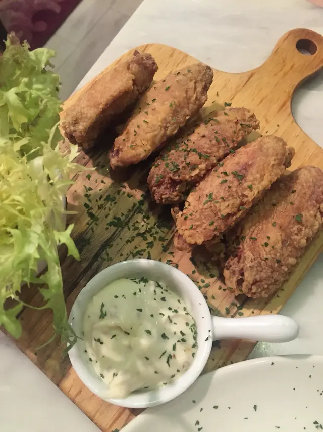 雞翼配蜜糖芥末醬