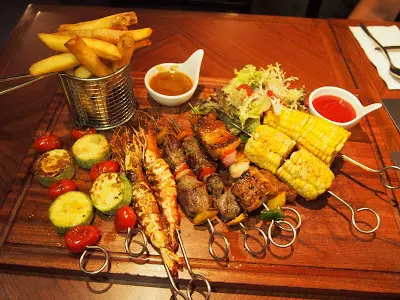 西班牙黑毛豬串、澳洲和牛串、虎蝦串、粟米串、雜菜串、炸薯條