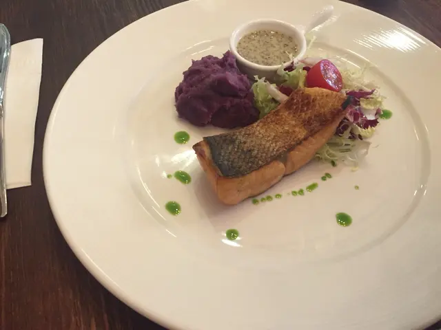 煙三文魚伴蜜糖芥籽醬配紫薯泥