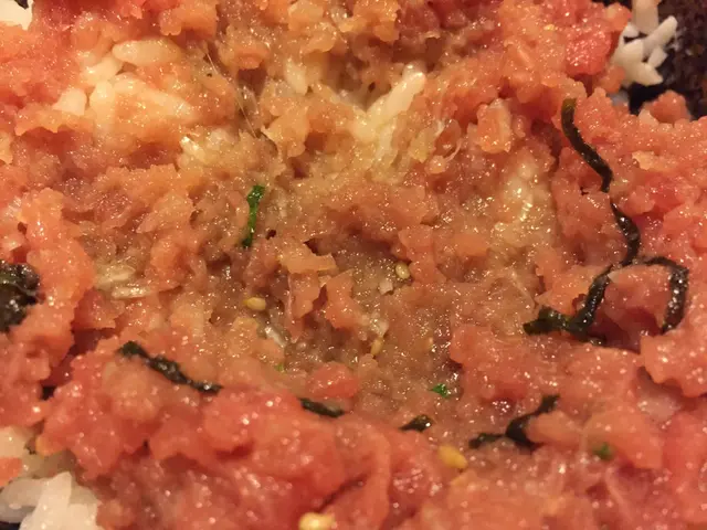 撥開表面,裏層的吞拿魚蓉色澤明顯較暗啞帶啡褐色,好像加了醬油似的,可謂表裏不一