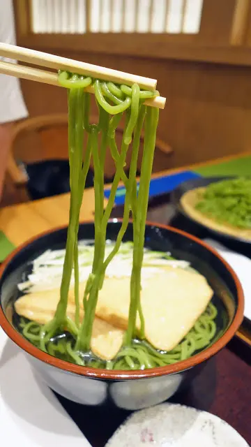 綠色的烏冬口感煙韌, 軟硬度適中