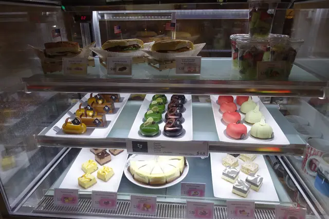 店方跟香港著名品牌 Black and White 合作,部份甜品為 Black and White 出品