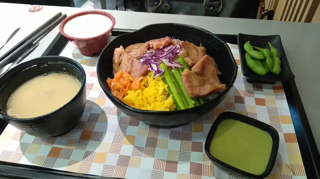 豬肉好厚好軔好難咬, 無生薑味, 都無調味