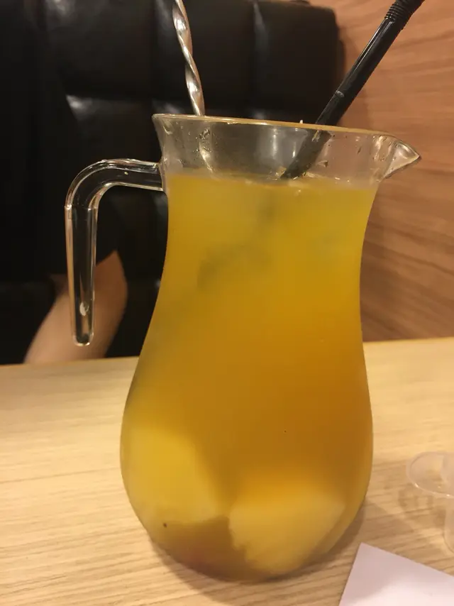 呢個水果茶味道好豐富 夏熱天時最岩既就係飲呢個 水果茶入面有波蘿 龍眼 火龍果 檸檬 士多啤梨 等等既水果而且仲好大杯夠2個人share 而呢個飲品跟餐只係+$18 (就咁就$30)