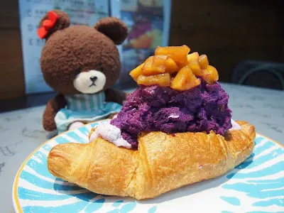 顏色配搭超美的, 焦糖蘋果是煮過加了糖的蘋果, 紫薯份量超多, 蓉裡面混有原粒, 口感佳, 有紫薯獨有的香甜, 但未算太濃