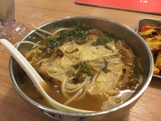 豬大腸+酸辣湯底(小辣)+米缐 --豬大腸好入味，又吾韌，有芽菜，腐皮。又吾韌！