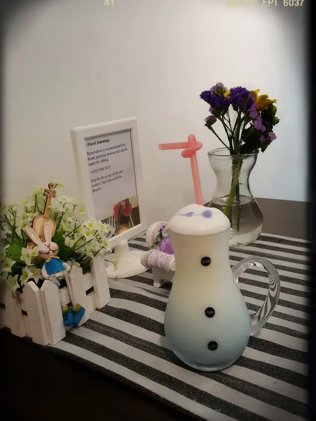 Blue Butterfly Pea Vanilla Milk（$38/單點；跟餐免費）