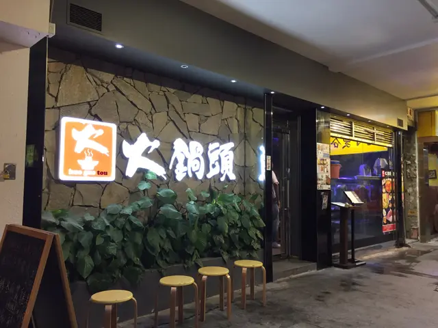 怪不得門口有椅子等位