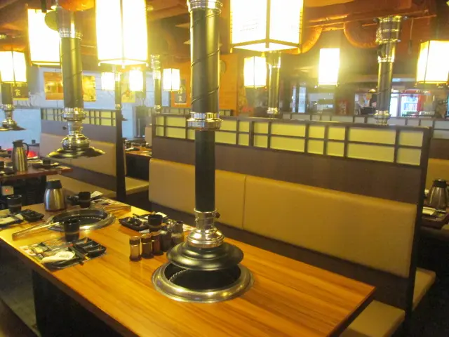 以木屏風間了多張二至四人卡座