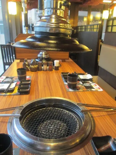 每枱也設有烤爐和抽煙筒