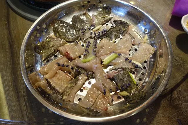 這是招牌菜之一， 以沙巴魚灑上薰衣草蒸製！