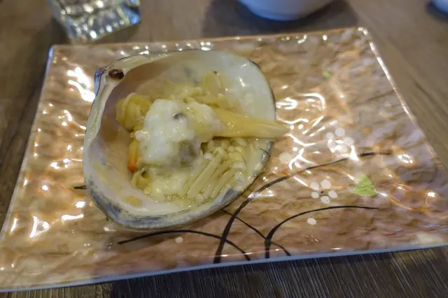 店方巧妙地把貴妃蚌配上金菇加上芝士，配搭出乎意料之外的絕配味道！出奇地夾！