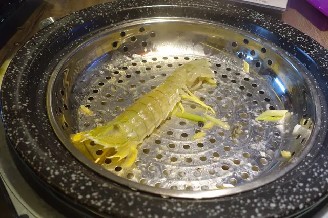 在石鍋裡一隻孤獨的瀨尿蝦，大家都忍不住食出來！