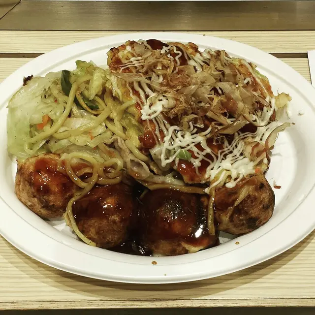 章魚燒口感一般。推薦大家吃Set A（日式燒餅和炒麵）。