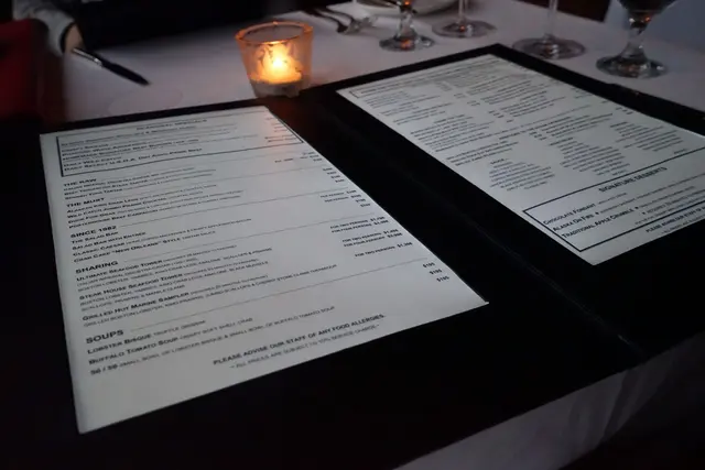 餐牌的底部是發光平面,即使餐廳內光線較暗,客人都可以清楚看到。