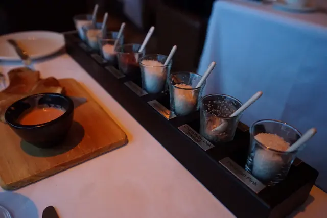 不同國家,共八款鹽,以供配合牛扒。