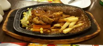 铁扒牛肉眼扒拼鸡扒配黑椒汁