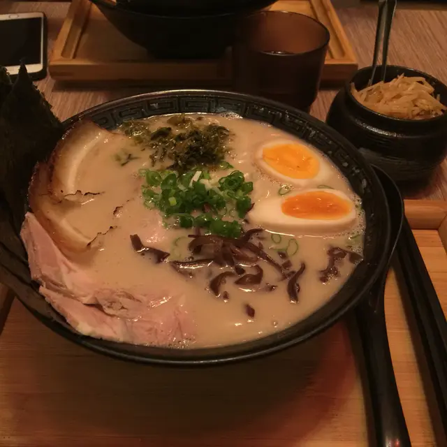 肥叉燒有燒過，特別香口，湯底好濃味，正