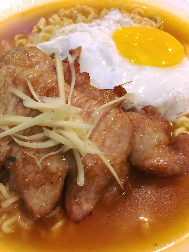 太陽蛋豬扒辛辣麵