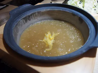 送上來時是半固體狀, 後來滾了便變了液態, 散發日本柚子的芳香, 滿載骨膠原的美肌湯底, 散發微微的酸香, 特別刺激食慾