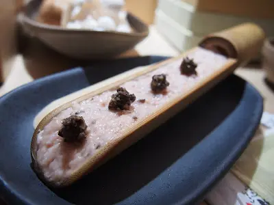 免治雞球撈上來, 咬下去, 超級幼細綿密, 友人甚至以為是未熟, 超幼嫩的雞肉滲有淡淡黑松露香, 一吃難忘。