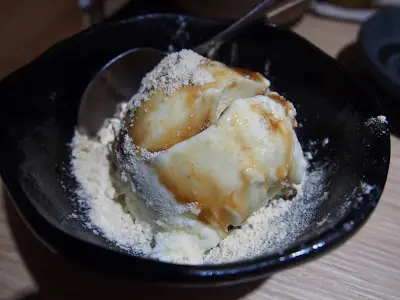 焦糖有種特有的甜香, 份量恰到好處, 分佈到每一口雪糕, 甜而不膩, 眾人大愛這口味。