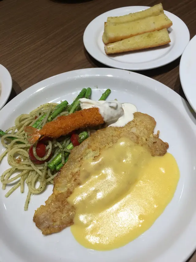 魚柳炸大蝦意粉拼蒜蓉多士