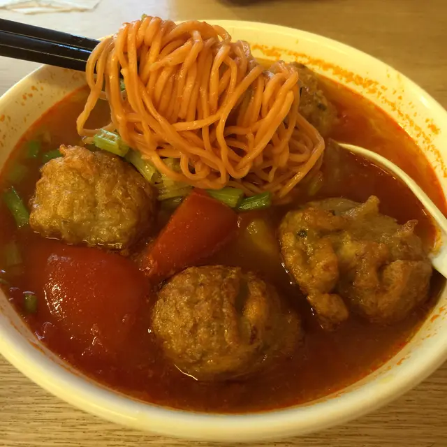 魚腐香芹蕃茄湯麵