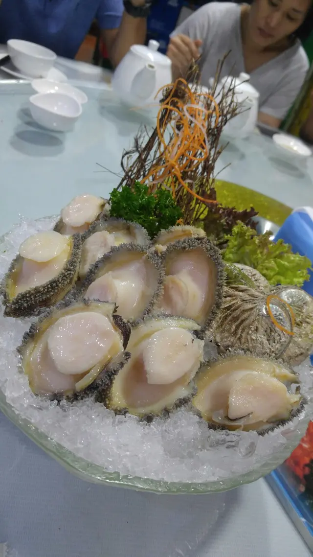 朋友上菜前話南非鮑大隻，上枱一望冇令我哋失望，而且差不多枱枱有叫，必食推介。