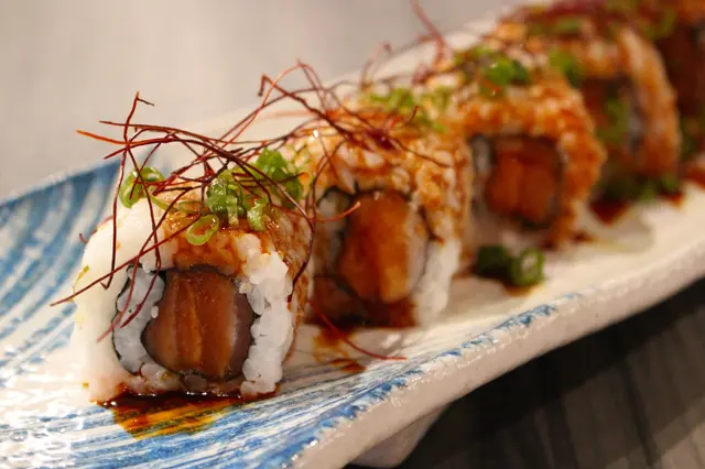 辣汁三文魚小卷