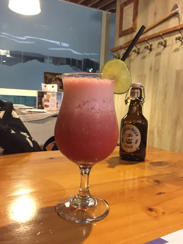 唔飲酒既朋友就叫mocktail，strawberry  freeze(朋友話太酸，味道好一般)