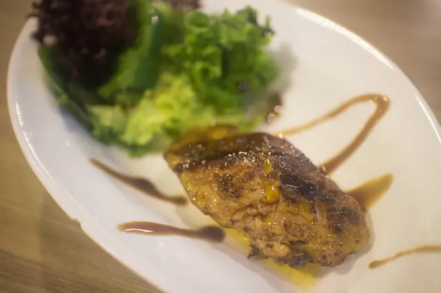 香煎鵝肝、黑椒菠蘿、蘋果漬