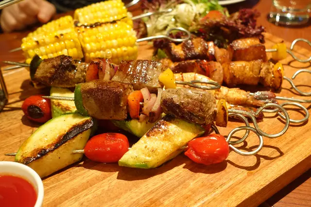 燒過的翠玉瓜質感變得柔軟仍充滿水份,車厘茄在口中爆汁!