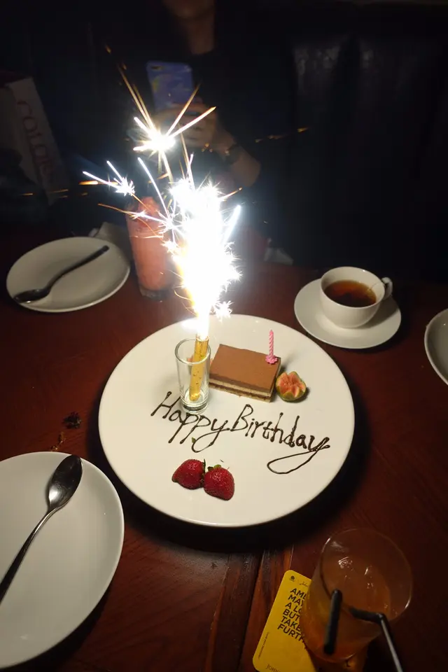 送上蛋糕時附有煙花, 大家都超驚喜!