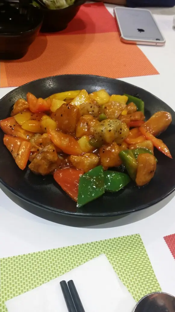 齊肉嘅口感同味道好似真嘅咕嚕肉，汁唔會太酸