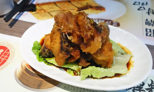 燻魚表面炸得很香脆, 連魚皮都炸得鬆化焦香