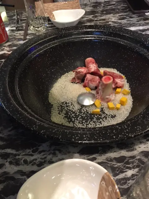 店員先把米、南瓜和豬骨放到大煲內