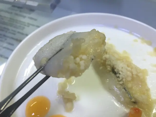 柚子醋粉末配櫻桃蘿蔔、三文魚子、針魚刺身