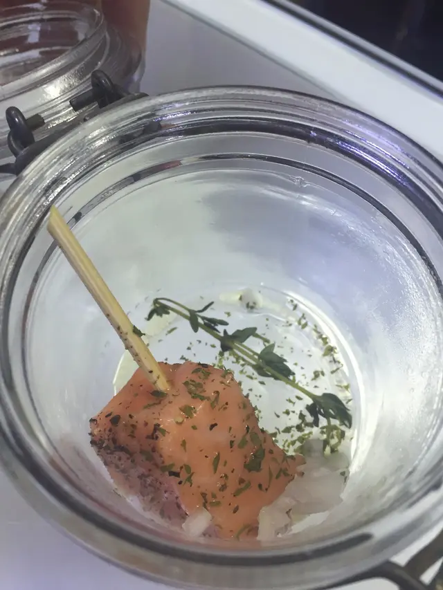 特級初榨欖欖油慢煮三文魚配檸檬、橄欖