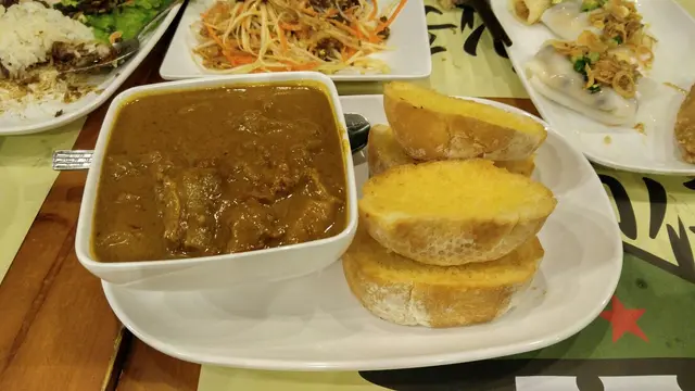 咖哩牛腩配蒜蓉包