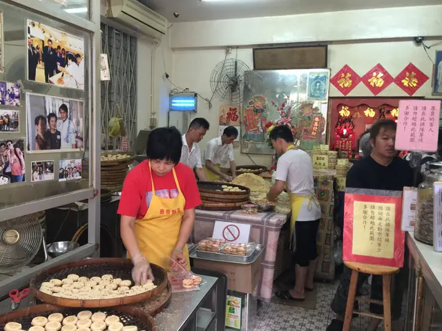 看著熱騰騰的杏仁餅，口水都掉到地上了。