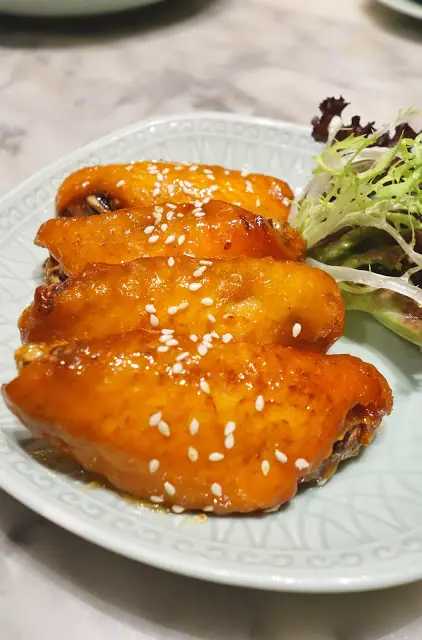 這蜜汁雞翼非用上蜜糖或麥芽糖, 而是用上金絲糖漿去煮