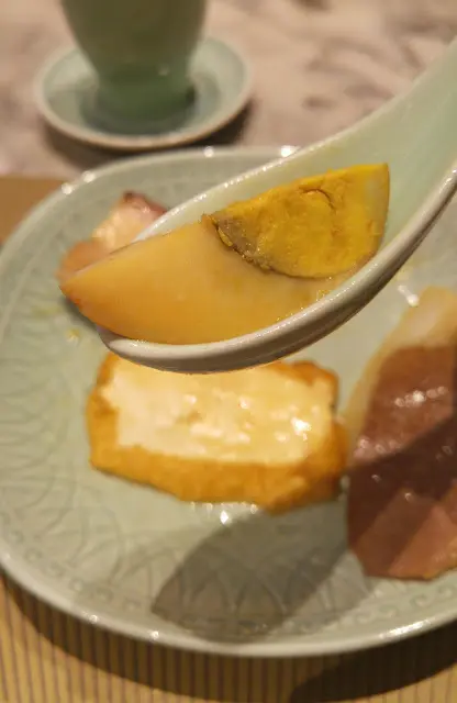 鹵蛋不太深色, 未算太入味, 蛋黃香搭救了