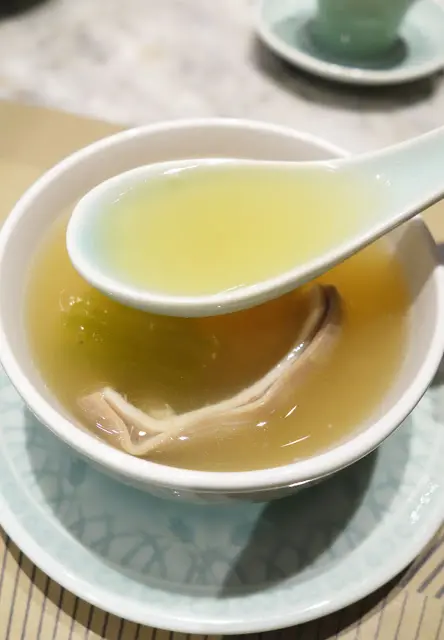 同樣是清徹沒有油, 胡椒份量加得很重手, 令湯水很濃香