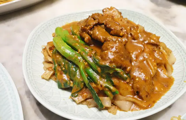 淡褐色澤的沙茶醬香很濃郁, 還有些粗花生粒