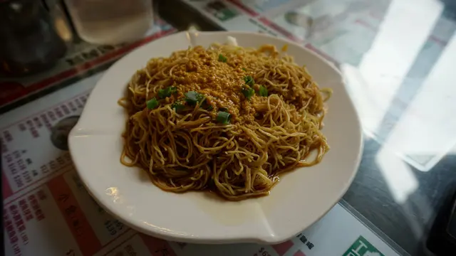 撈麵份量實是頗少的，一個人吃完也不至飽肚，所以獨旅來吃也沒關係